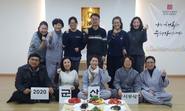 군산 새벽 정진 주인공들 ( 앞줄 왼쪽 두번 째 박귀정 님, 노춘민 님, 오른쪽 끝 윤송이 님, 
뒷줄 왼쪽 두 번째 이은정 님, 가운데 전경병 님, 오른쪽  끝 조진희 님 )