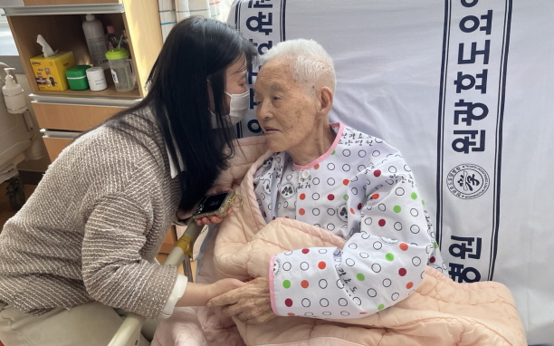 2025년 11월, 리포터와 대화 중인 실상화 보살님(오른쪽) 2025년 11월, 리포터와 대화 중인 실상화 보살님(오른쪽)