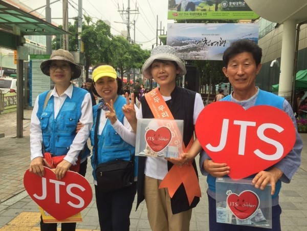 JTS 거리모금 활동 중인 불교대학 도반들(오른쪽에서 두번째가 조성분 님)