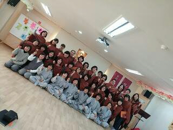 단체 기념사진~ 이렇게 각을 잡으면 더 멋있어 보일까요?*^^*