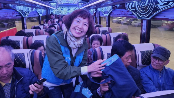 빠뜨리지 않도록 꼼꼼히 선물을 전하는 문미경 님 (남울산지회) 빠뜨리지 않도록 꼼꼼히 선물을 전하는 문미경 님 (남울산지회)
