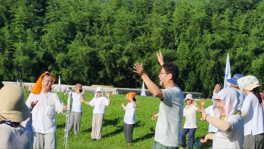 우리가 이렇게 어우러지니 이다지도 즐겁지 아니한가!