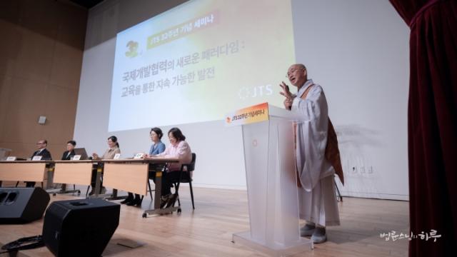“총 대신 볼펜을 든 아이들, 나무 아래서 시작된 학교, JTS가 만든 기적”