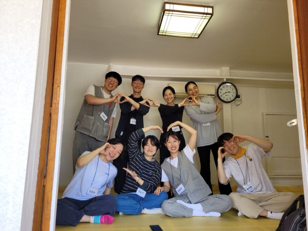 2024년 전법회원 법사님 간담회(뒷줄 왼쪽에서 두 번째가 홍지섭 님) 2024년 전법회원 법사님 간담회(뒷줄 왼쪽에서 두 번째가 홍지섭 님)