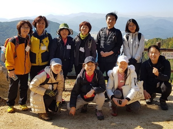 남산순례(뒷줄 오른쪽에서 두번째 문덕수 님)