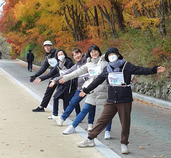 모둠원들과 행복학교 홍보(왼쪽에서 두 번째 윤득기 님) 모둠원들과 행복학교 홍보(왼쪽에서 두 번째 윤득기 님)