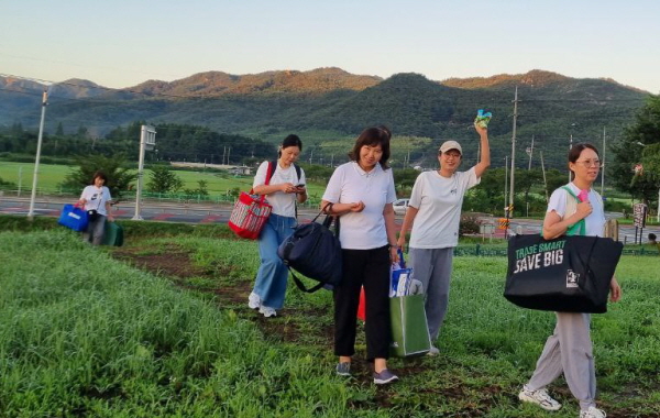 “우리가 왔어요.” 반갑습니다.