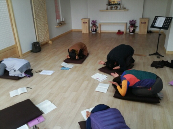 절하는 자세를 잘 배워야 108배 하면서 오히려 기운이 납니다. 호흡까지 신경 써야 하는군요!
