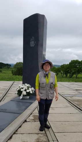 동북아 역사 기행 중 안중근 의사 단지동맹비 앞에서