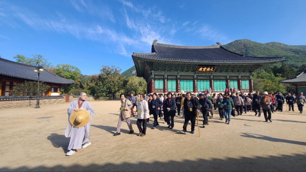 설명 하시는 학인 스님