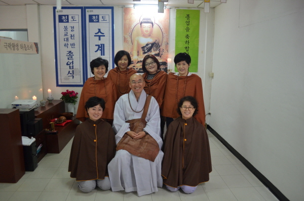 방콕 불대와 경전반, 프놈펜 불대 졸업생들이 법륜스님을 모시고 찰칵!!!*~축하합니다~*