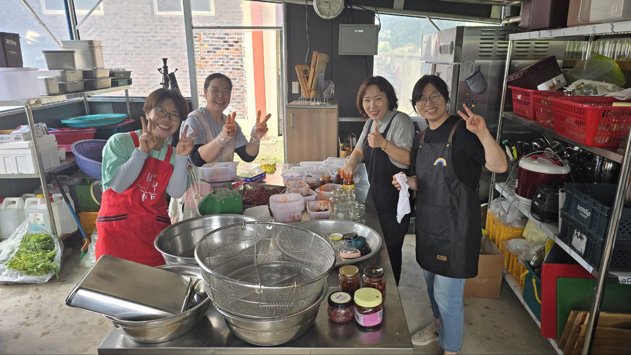 두북수련원 모둠 활동(오른쪽 첫 번째)