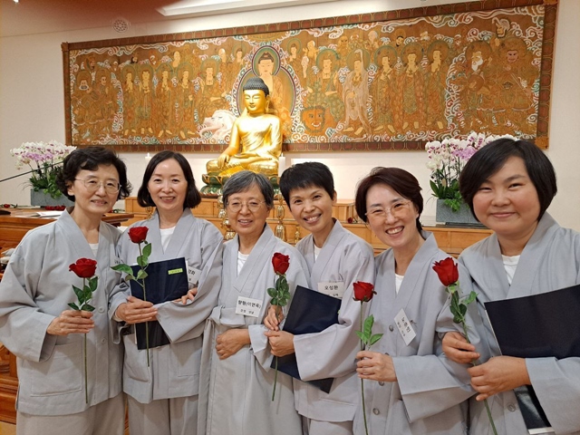 서원행자 수계식에서 법사님과 도반들과 함께(오른쪽에서 두 번째가 노춘민 님)