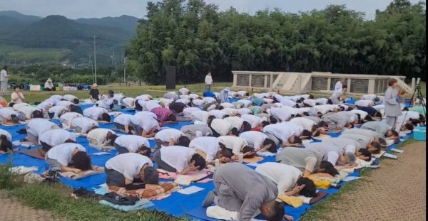 반드시 평화통일을 이루어오리다. 반드시 평화통일을 이루어오리다.