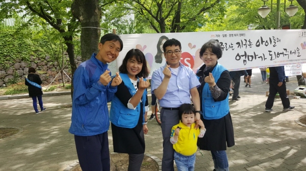 JTS 캠페인 중인 최주영 님 (왼쪽 두번째)
