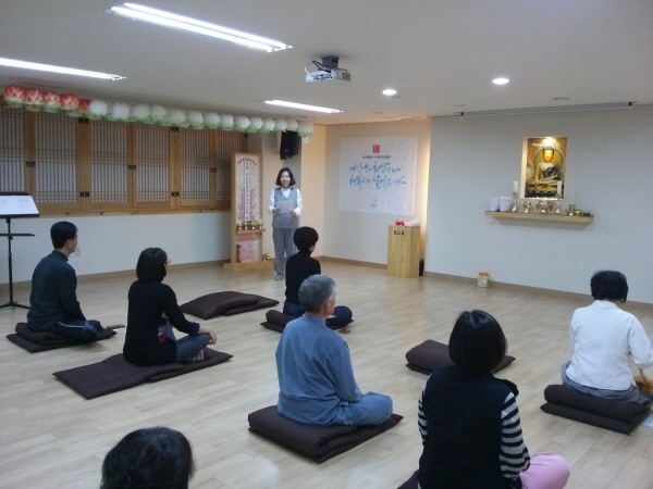 명상하기 전 오리엔테이션. 설명하는 이난숙 보살님~~