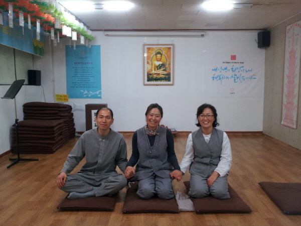 새벽예불을 마치고 마음나누기를 한 후 환하게 웃는 최경이 보살님(가운데)과 임금미 보살님(오른쪽). 오늘은 경전반 조주현 법우님이 함께했습니다~~