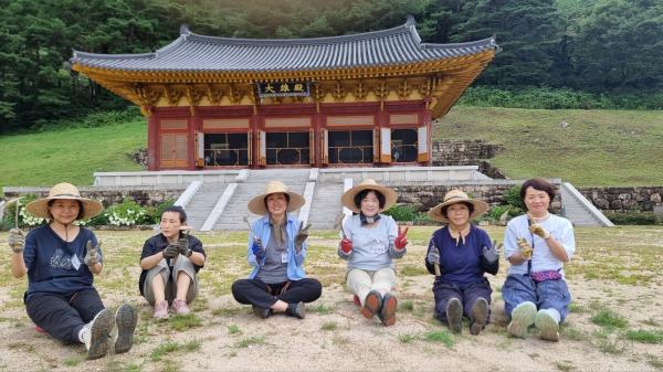 대웅전 앞에서 풀 뽑기 중에(왼쪽에서 세 번째가 윤은정 님)