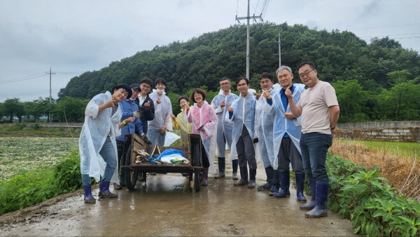 아도모례원에서 동대구지회 도반들과(맨 왼쪽)