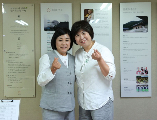 2020년 불교대학에 입학한 언니와 함께(오른쪽 윤수연 님)