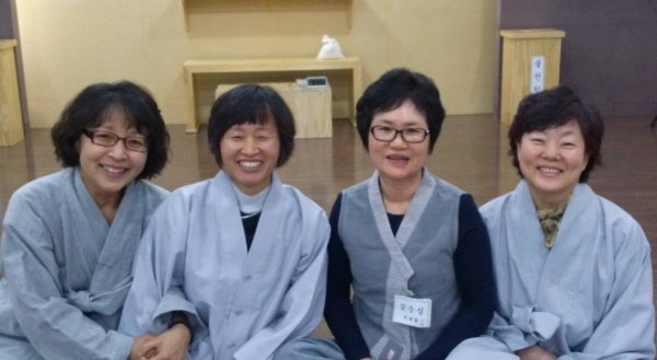 왼쪽부터 윤여영 보살님, 달서법당 총무 차영미 보살님, 오늘의 주인공 문수성 보살님, 그 옆이 김옥자 보살님~