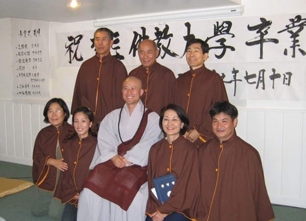 2005년 제1회 미국동부 합동 불교대학 졸업식 (아래 맨 오른쪽 민덕홍 님)