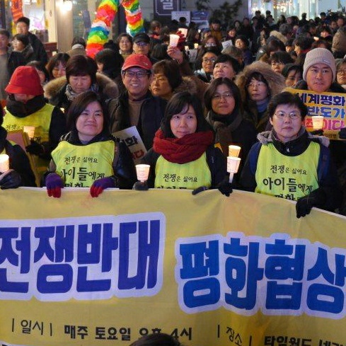  전쟁반대 평화협상 집회 중 ( 맨앞 가운데 이난숙 님 )