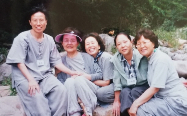 2003년 8월, 백담사 활동가 수련회. 맨 왼쪽 묘수 법사 옆 실상화 님 2003년 8월, 백담사 활동가 수련회. 맨 왼쪽 묘수 법사 옆 실상화 님