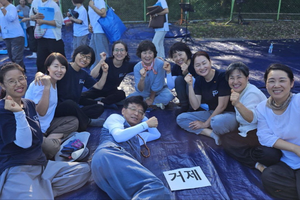 거제지회 나누기 후 기념 사진, 가운데 배병갑 희망리포터