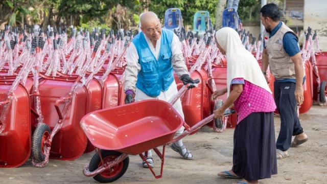 “비록 지금은 힘들지만, 여러분이 믿는 알라신의 보살핌 안에서 함께 이겨냅시다”
