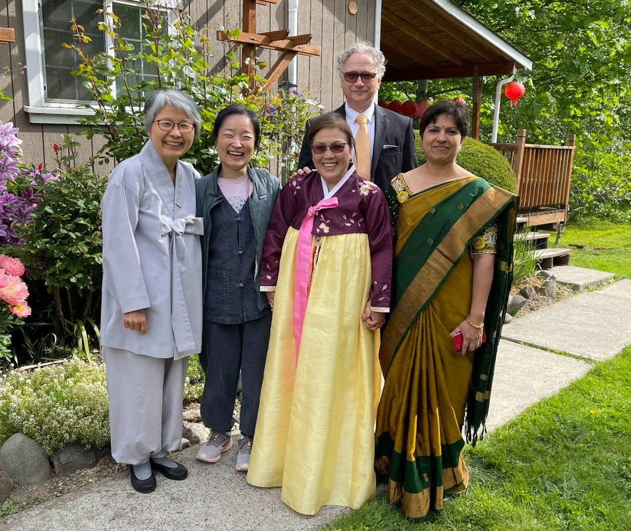 2025년 시애틀 봉축법회 한정희 님 (앞줄 오른쪽 두 번째)