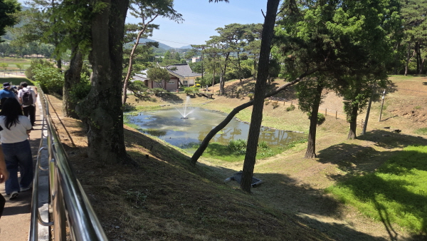 배용순 여사 무덤 앞에 있는 분수 연못 배용순 여사 무덤 앞에 있는 분수 연못