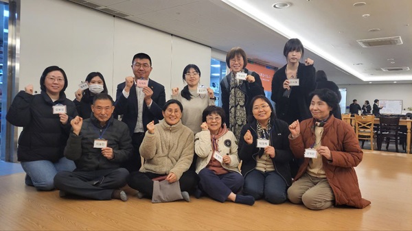 불교사회대학 나누기 후에(앞줄 맨 왼쪽이 이원진 님)