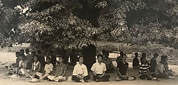 1969년 고등학교 2학년 때 불교학생회 여름 수련(가운데 단발머리 소녀 서성애 님) 1969년 고등학교 2학년 때 불교학생회 여름 수련(가운데 단발머리 소녀 서성애 님)