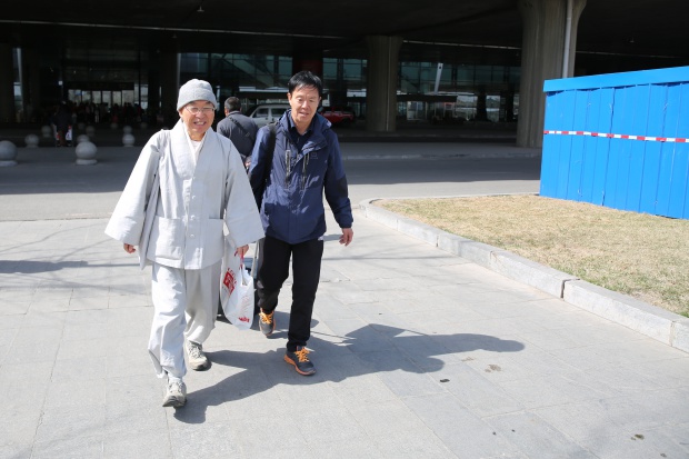 마중을 나온 조춘호 선생님
