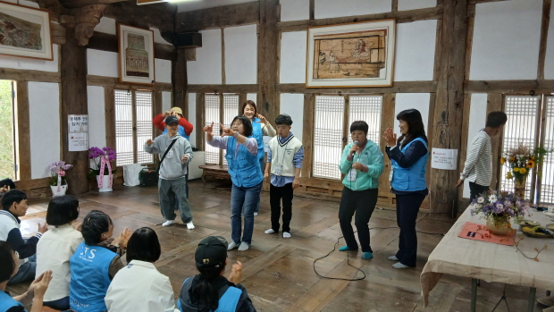 함께 노래해요. 수화와 노래를 준비한 김인숙 님 함께 노래해요. 수화와 노래를 준비한 김인숙 님
