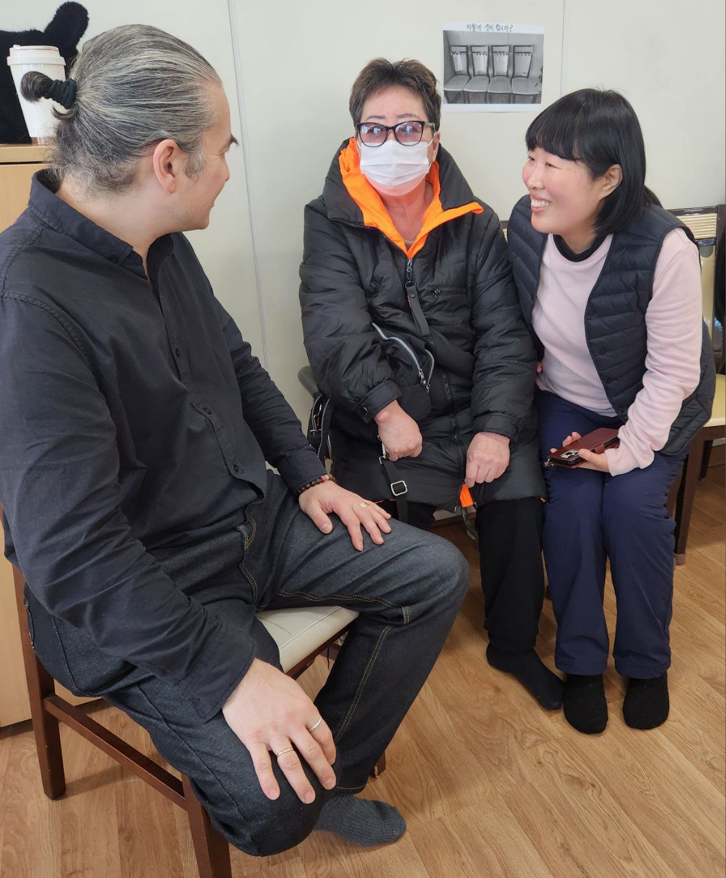 <대기 하며 서로 소통하는 환자들과 봉사자 이은미 님>