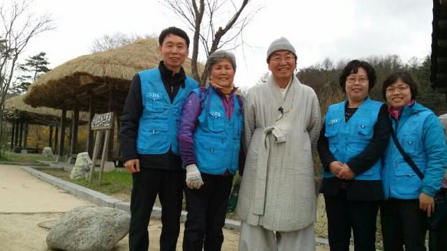 두북어르신 나들이 봉사(맨 왼쪽이 남편,맨 오른쪽 이가현님)