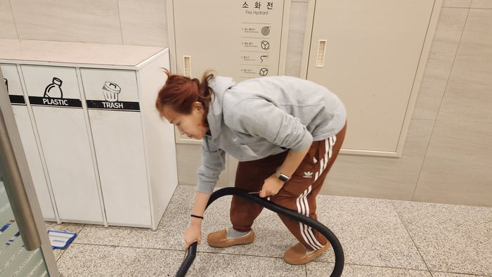 공양간 바닥 청소 - 정진 당일 참가자