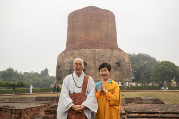 인도성지순례, 녹야원 앞에서 지도법사님과