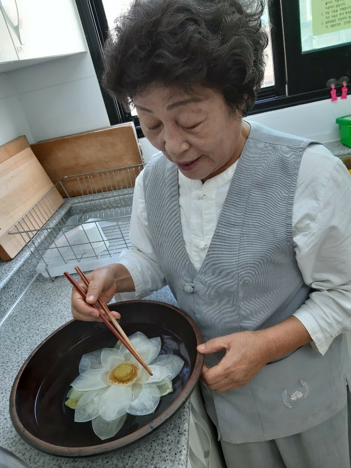 불교대학 입학식에 연꽃차를 준비하는 김명자님