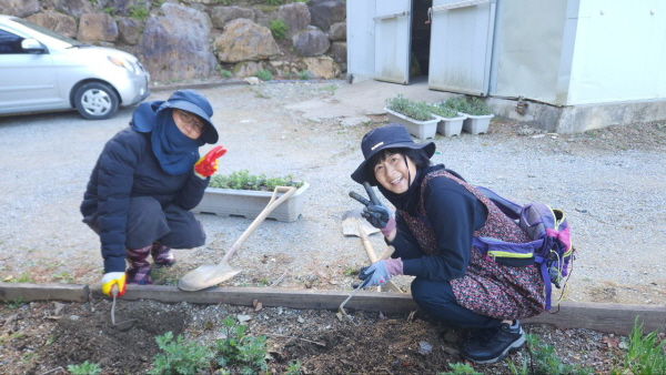 문경수련원 꽃밭가꾸기_오른쪽