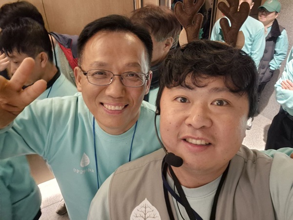전국 보리수 방문 행사 중 도반과 함께(오른쪽이 최효준 님) 전국 보리수 방문 행사 중 도반과 함께(오른쪽이 최효준 님)