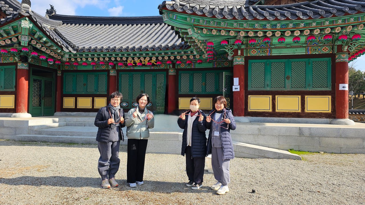 정토불교대학 으뜸절 체험활동 (맨 왼쪽, 돕는이로 참여한 박상신 님)