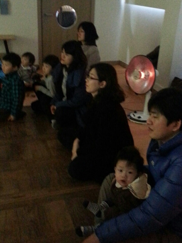 법회 시간. 엄마, 아빠 따라서 아이들도 법문에 귀를 기울이네요~~
