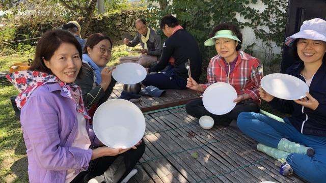 도반들과 지리산 수련원에서 봉사활동(맨 왼쪽)