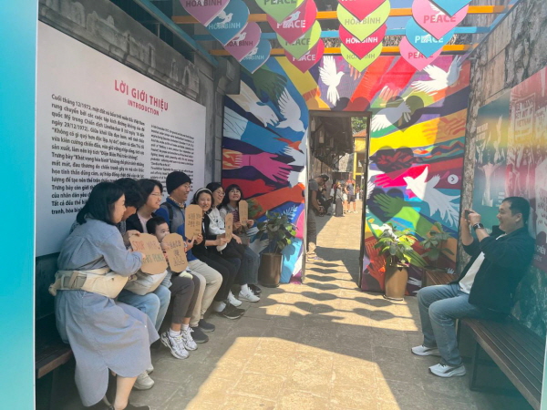 평화를 향한 마음을 환한 미소로 함께 모았습니다. 사진 찍는 회원도 함께 있네요