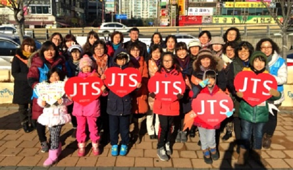 가족과 함께 한 거리모금. 행복한 시간을 마치고