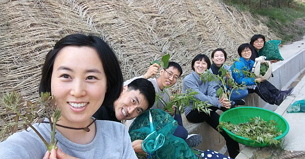 다함께 두릅 따기를 하고 난 뒤 