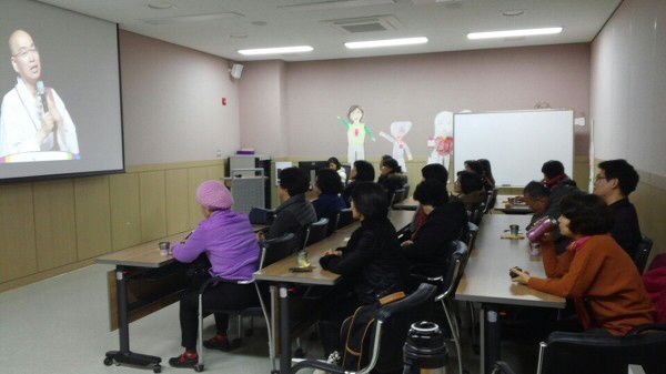21일 진행된 법회에는 많은 분들이 와주셨습니다. 전단지와 포스터의 내용을 수정하여 홍보한 덕분인가 봅니다~~